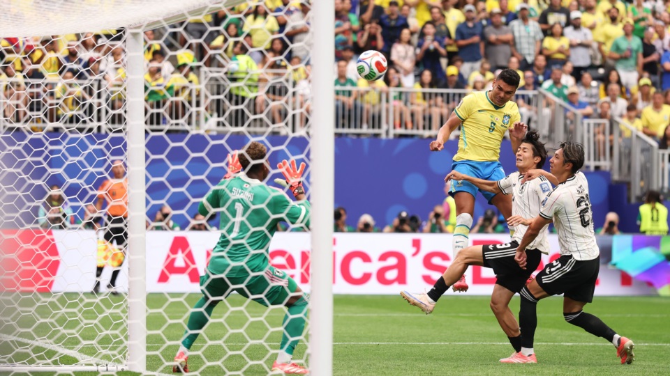 Casemiro lo empató de cabeza.