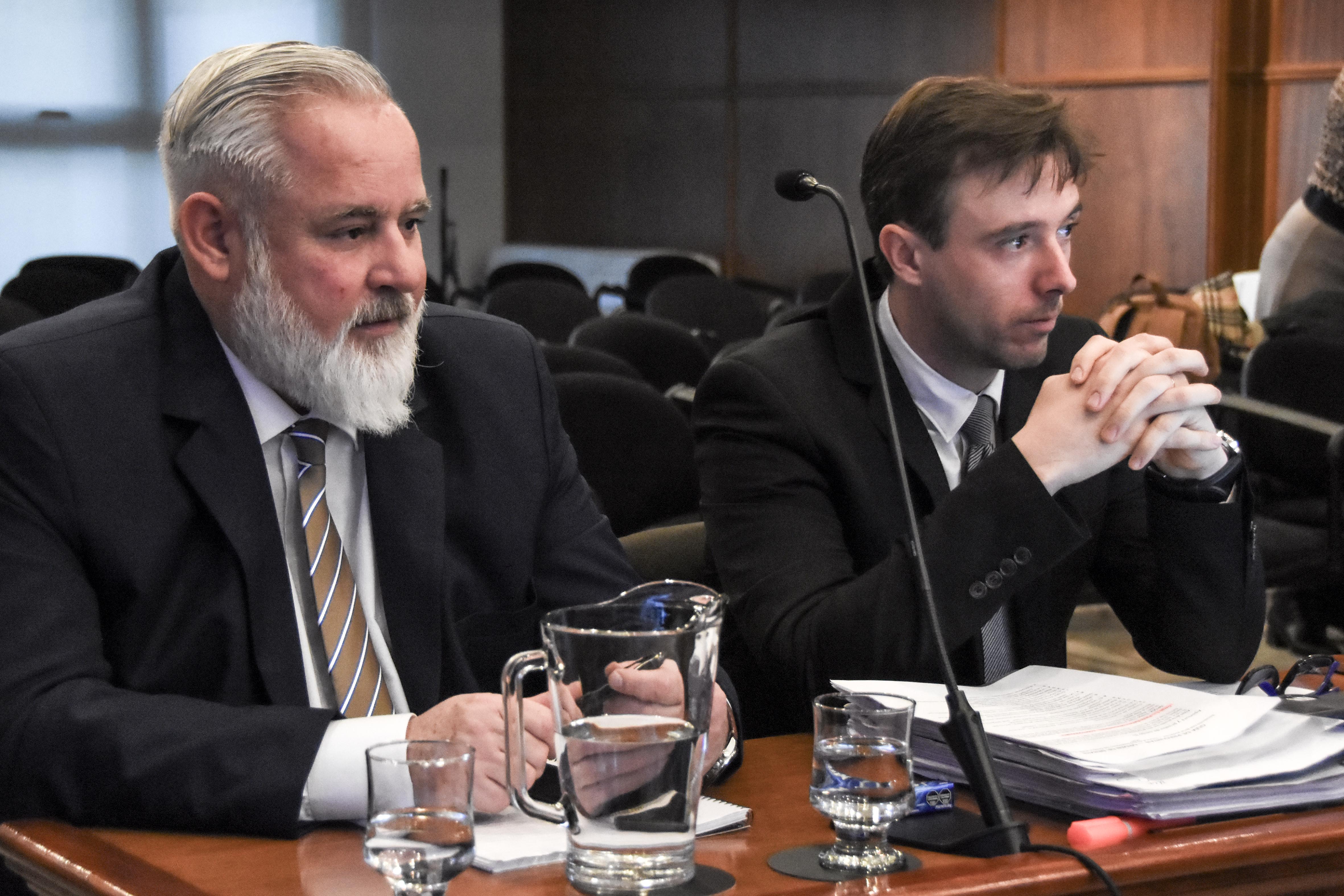 Hugo Sánchez (izquierda) junto con su defensor en el jury. 