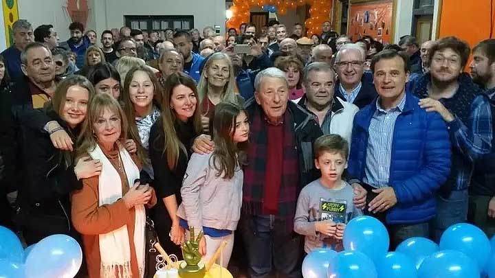 César junto a su familia y amigos en la fiesta de su cumpleaños 80.