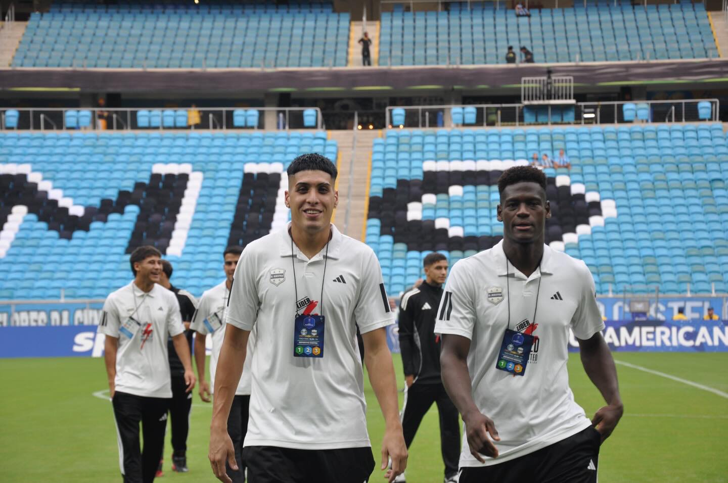 "Gaby" Obredor en el reconocimiento al campo de juego de Gremio de Porto Alegre.