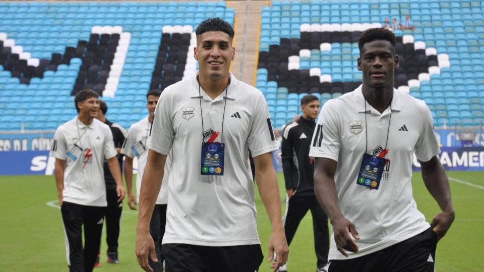 "Gaby" Obredor en el reconocimiento al campo de juego de Gremio de Porto Alegre.