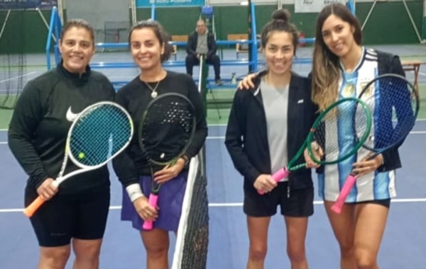 Las dos mejores duplas de 4º Damas, Mirta Moreno-Anabel Puntel y las campeonas Paula Martínez-Carolina Araujo.