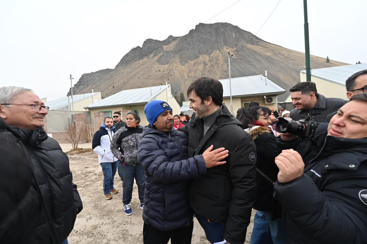 Vecinos de Valle Chico con el gobernador.