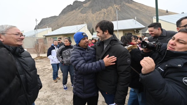 Vecinos de Valle Chico con el gobernador.