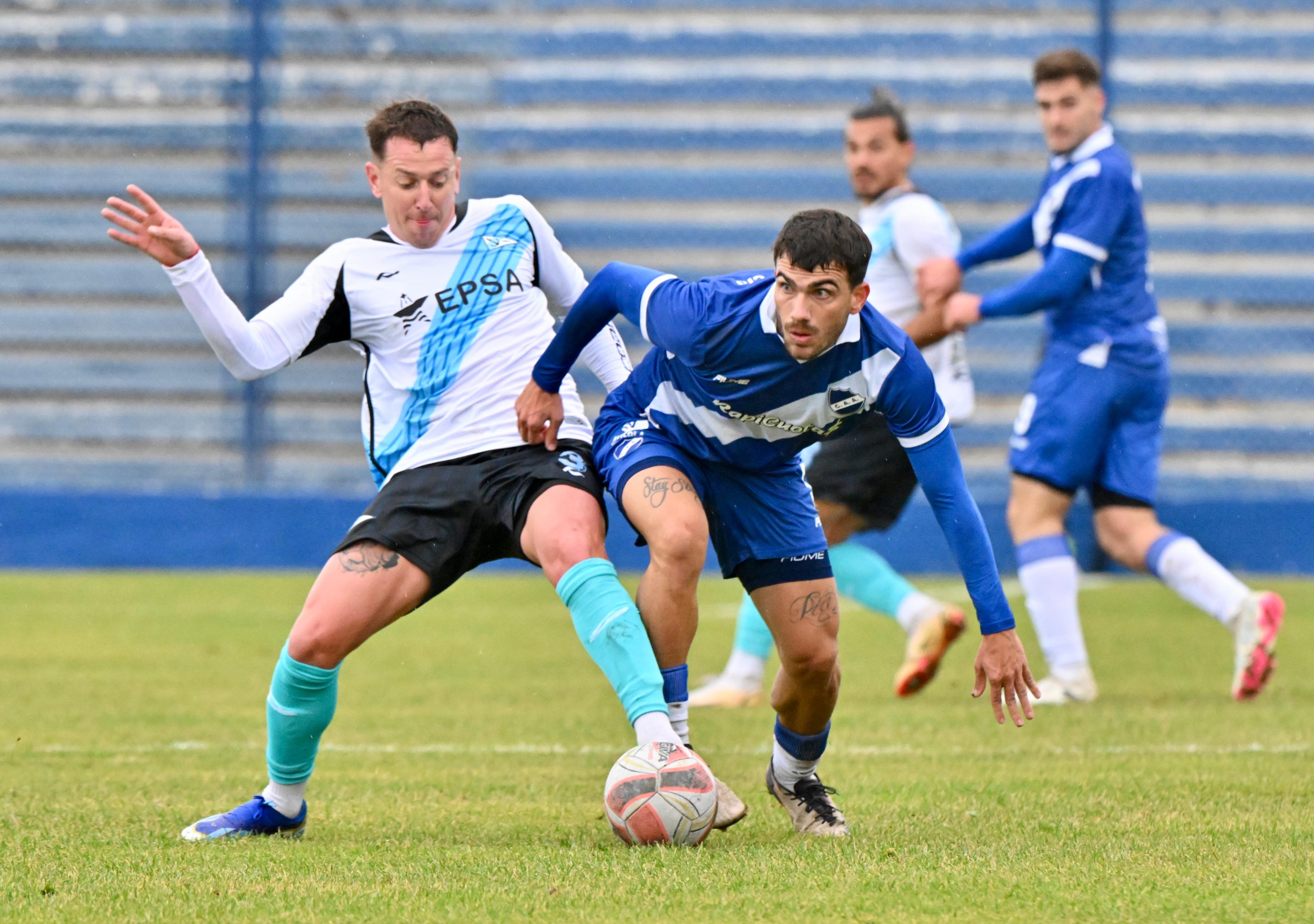 Moreno pelea la pelota en el empate 0-0 ante Alvarado de Mar del Plata. Foto: Daniel Feldman/Jornada Medios.