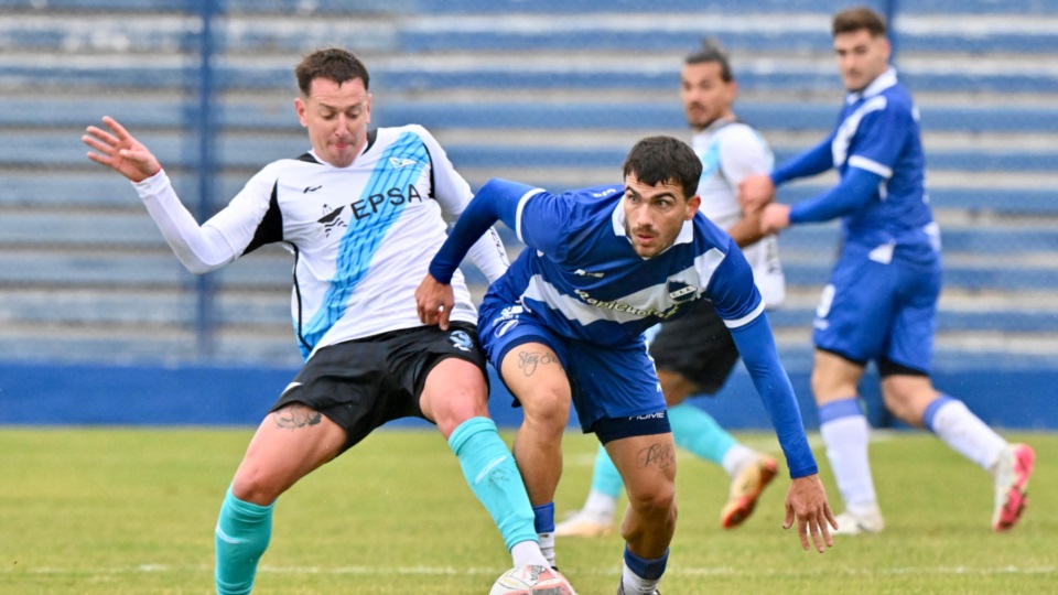 Moreno pelea la pelota en el empate 0-0 ante Alvarado de Mar del Plata. Foto: Daniel Feldman/Jornada Medios.
