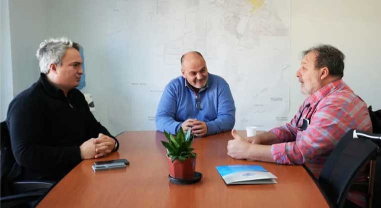 El responsable de Industria y Comercio de Santa Cruz (centro), con los dueños del futuro almacén de carne de guanaco.