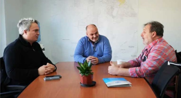 El responsable de Industria y Comercio de Santa Cruz (centro), con los dueños del futuro almacén de carne de guanaco.