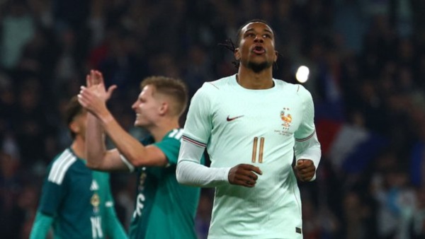 Michael Olise celebra sus goles cuando quiere, o directamente no los celebra.
