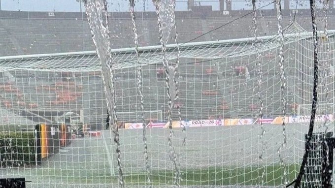 El campo de juego estuvo cubierto de agua y había una catarata en las tribunas.