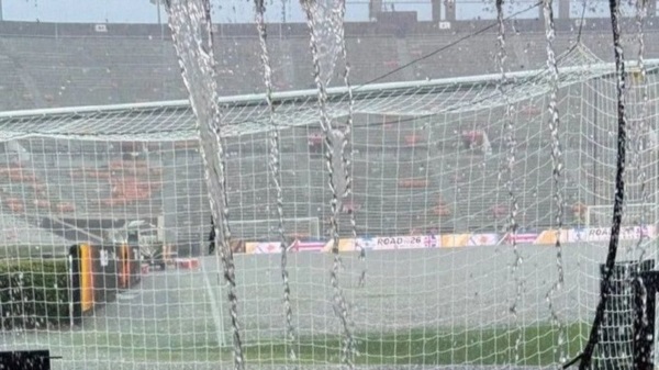 El campo de juego estuvo cubierto de agua y había una catarata en las tribunas.