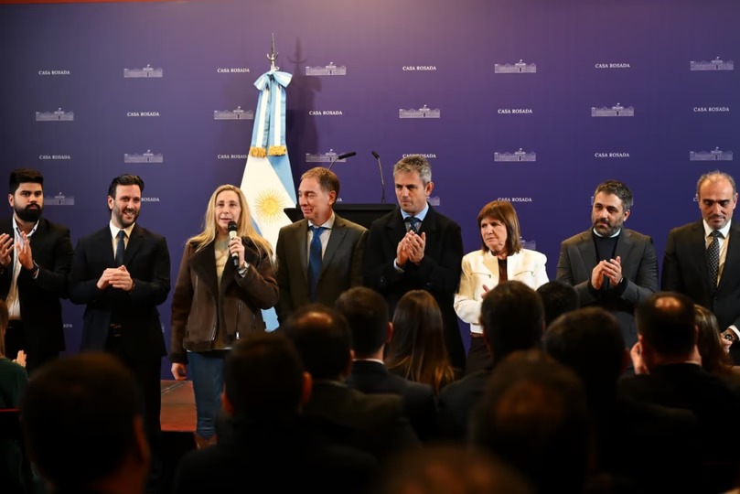 Presentes, de izquierda a derecha en la foto: Fabián Fernández, secretario de Medios; Ignacio Devit, Karina Milei, Diego Santilli, Martín Menem, Patricia Bullrich y Lule Menem. Foto Agencia NA(Preside