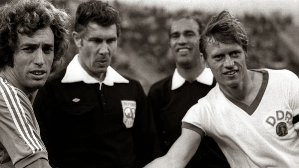"Quique" Wolff, John Taylor y Bernd Branch en el saludo de los capitanes.