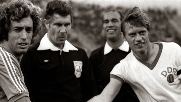 "Quique" Wolff, John Taylor y Bernd Branch en el saludo de los capitanes.