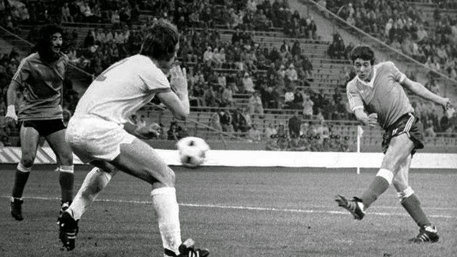 René Houseman empata el partido y grita ¡Viva Perón!. Ayala mira.