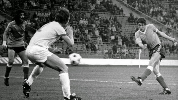 René Houseman empata el partido y grita ¡Viva Perón!. Ayala mira.