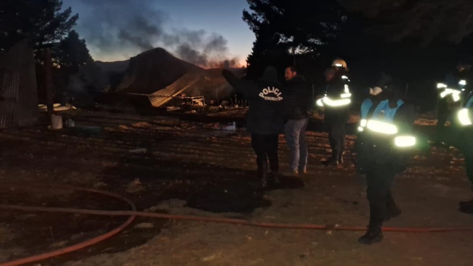 Bomberos y policías trabajaron en el lugar.