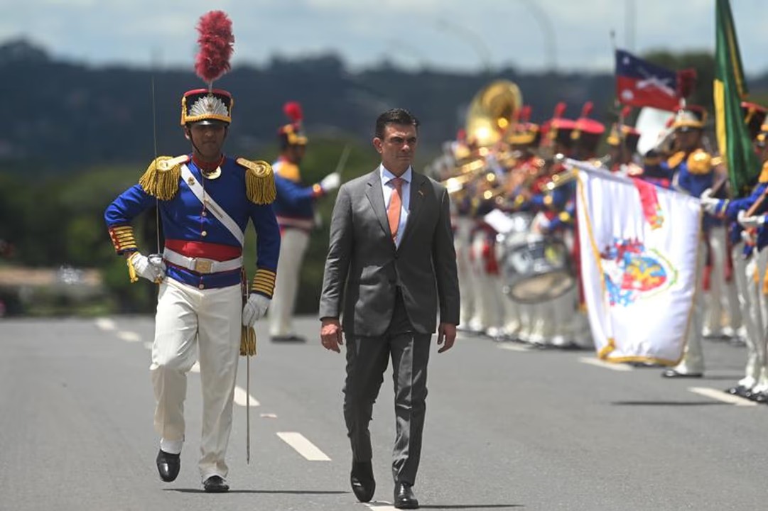 Un mandatario muy desgastado por sus errores. Esta vez, la ministra de Turismo Sostenible, Culturas, Folklore y Gastronomía, Cinthya Yáñez, es quien deja su cargo.