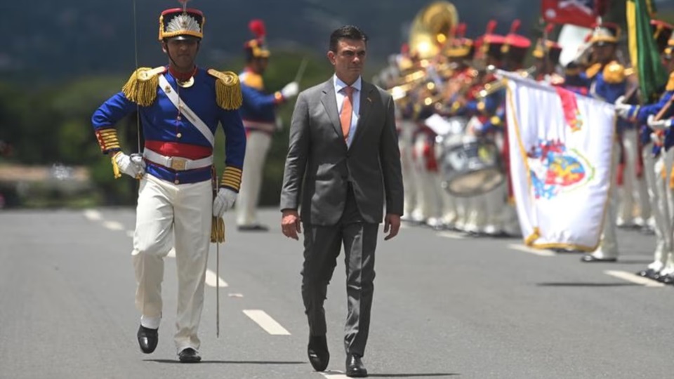 Un mandatario muy desgastado por sus errores. Esta vez, la ministra de Turismo Sostenible, Culturas, Folklore y Gastronomía, Cinthya Yáñez, es quien deja su cargo.