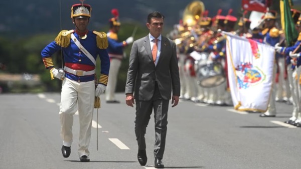 Un mandatario muy desgastado por sus errores. Esta vez, la ministra de Turismo Sostenible, Culturas, Folklore y Gastronomía, Cinthya Yáñez, es quien deja su cargo.