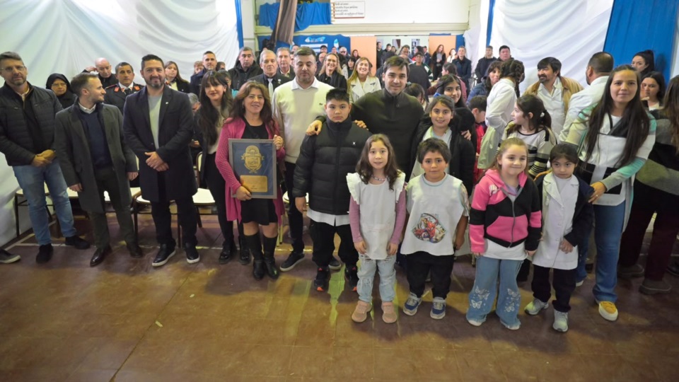 Torres, funcionarios provinciales, educativos y alumnos.