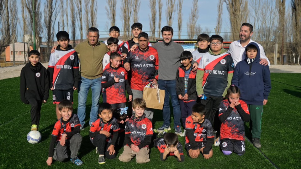 Torres, Bowman y chicos del club local.