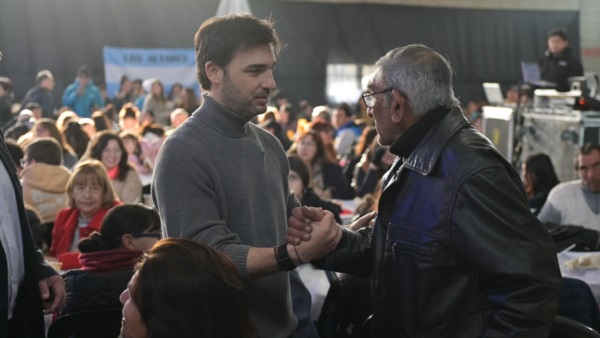 El gobernador con un vecino de Las Plumas.