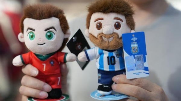 Un "Lio" barbado, de peluche, en las delicadas manos de su creadora.