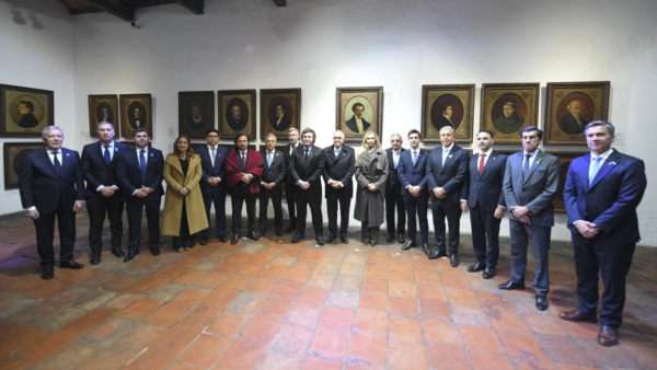 Un grupo de gobernadores -entre ellos Nacho Torres- con Milei en la Casa de Tucumán, el 9 de julio pasado.