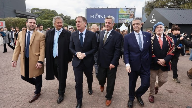 Santilli, Macri y las autoridades de la Sociedad Rural.