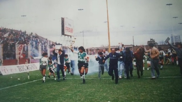 Armenio dando la vuelta olímpica a dos fechas del final del torneo.