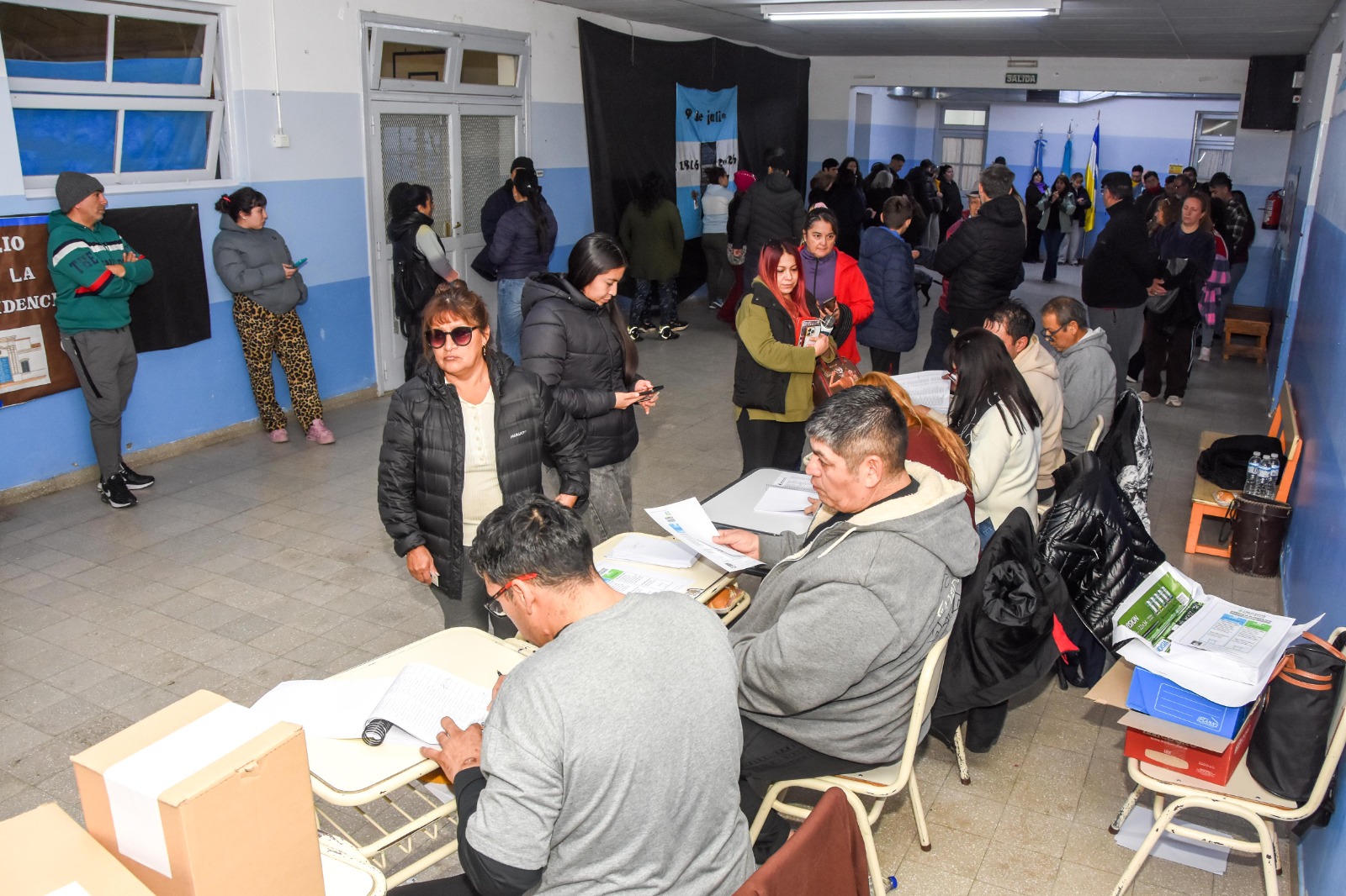 La masa societaria de la Cooperativa votando.