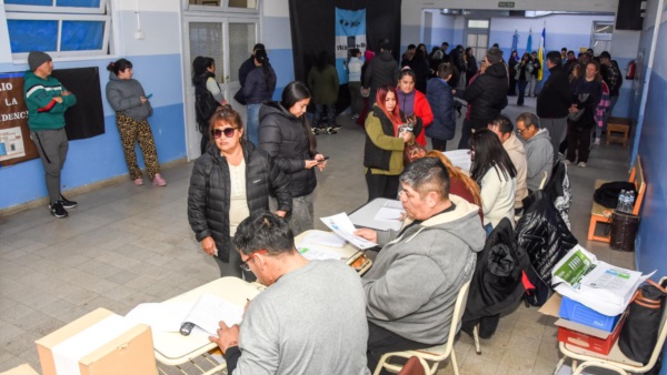 La masa societaria de la Cooperativa votando.