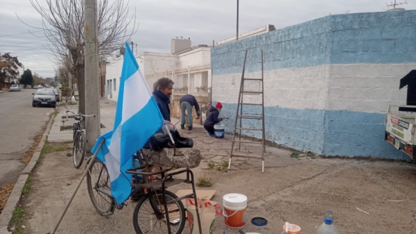 Uno de los paredones pintados en el barrio Democracia Argentina.
