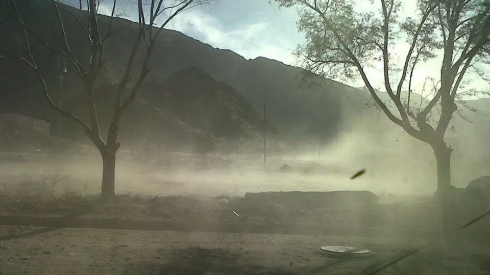 Las autoridades reportaron voladura de techos, caída de árboles y múltiples incendios forestales en la provincia.