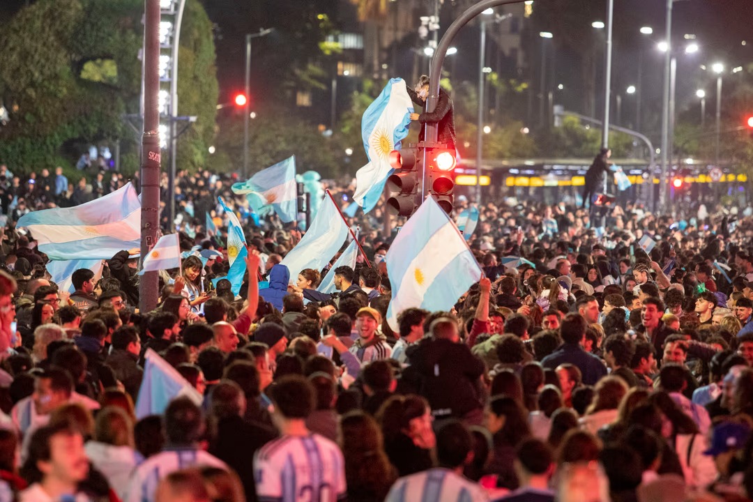 La Casa Rosada analiza decretar un feriado nacional, un día no laborable o un asueto administrativo.