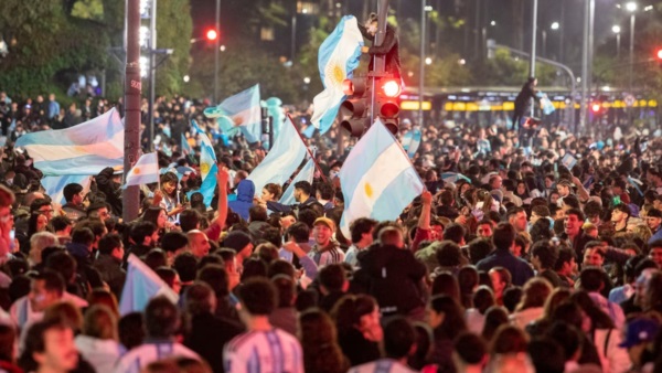 La Casa Rosada analiza decretar un feriado nacional, un día no laborable o un asueto administrativo.