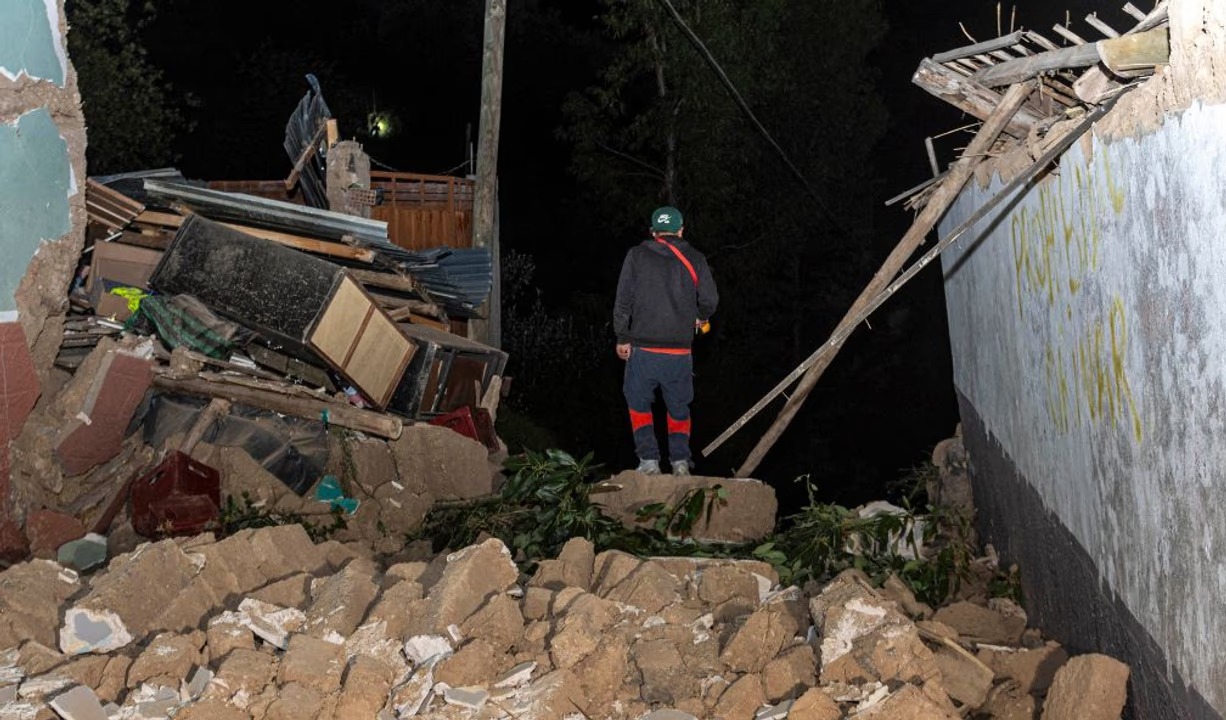 Una persona camina por los escombros tras un sismo en la ciudad de Chupaca, departamento de Junín, Perú.