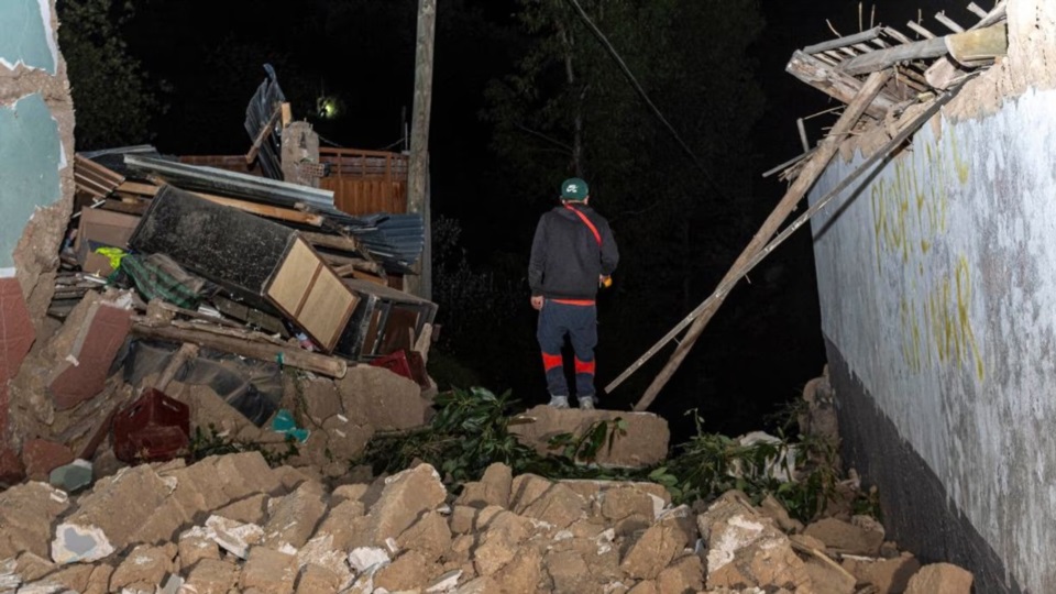 Una persona camina por los escombros tras un sismo en la ciudad de Chupaca, departamento de Junín, Perú.