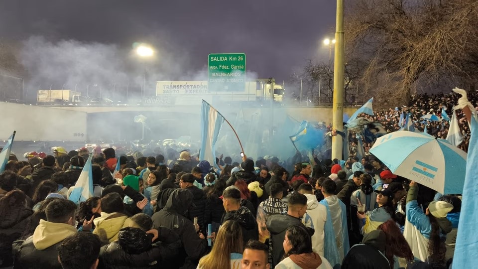 Hinchas esperan bajo un gran operativo el regreso de la Selección Argentina al predio AFA. 