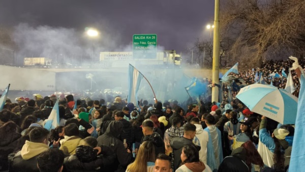 Hinchas esperan bajo un gran operativo el regreso de la Selección Argentina al predio AFA. 