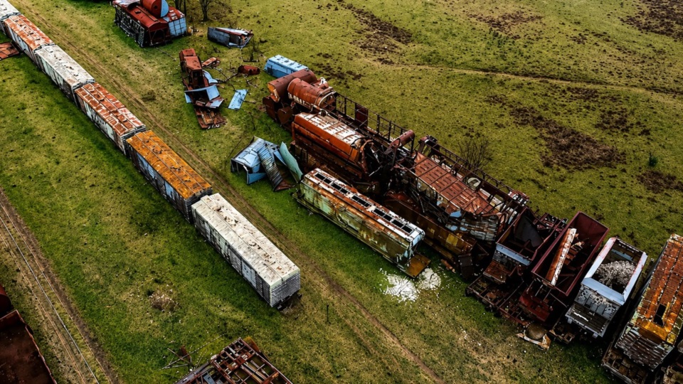 El Cementerio de Trenes más grande de Argentina esconde vagones, locomotoras y material férreo histórico.
