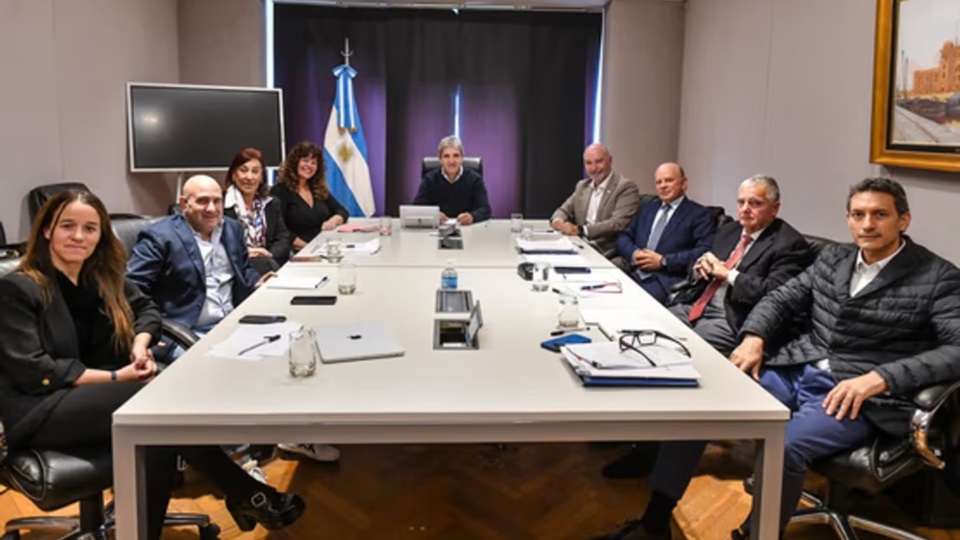 El ministro Luis "Toto" Caputo junto a un grupo de contadores. Agencia NA (Redes)