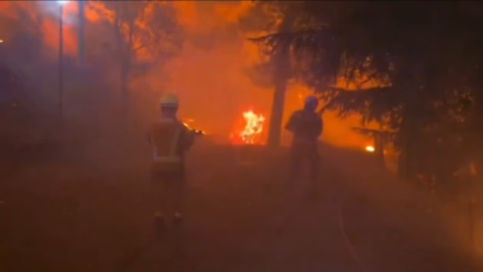 Más de 15.000 hectáreas quemadas y 20.000 evacuados tras la fusión de incendios en Madrid y Ávila.