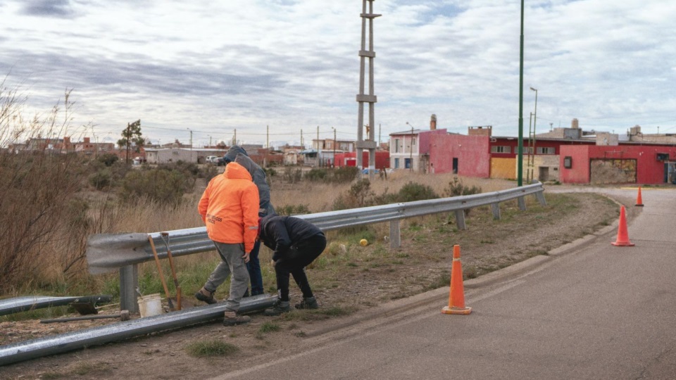 Empleados municipales trabajando en la Ruta Nº7.