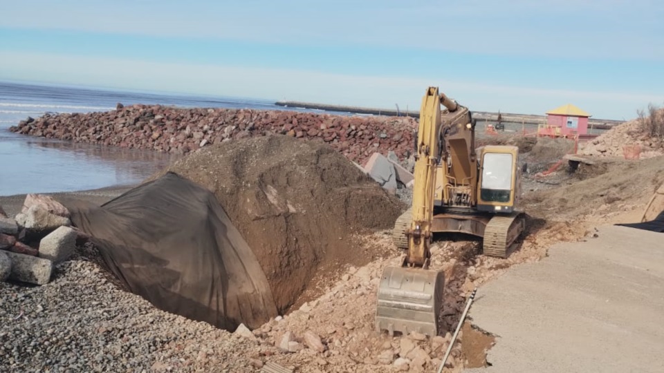 Trabajos de mantenimiento sobre el espigón de piedra existente.