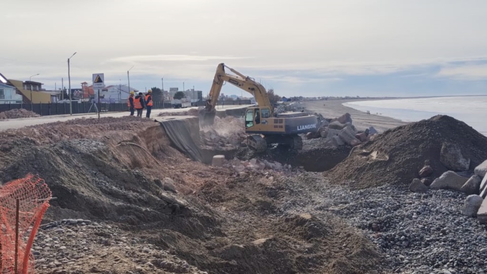 Maquinaria pesada trabajando en la costa.