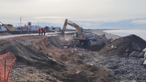 Maquinaria pesada trabajando en la costa.