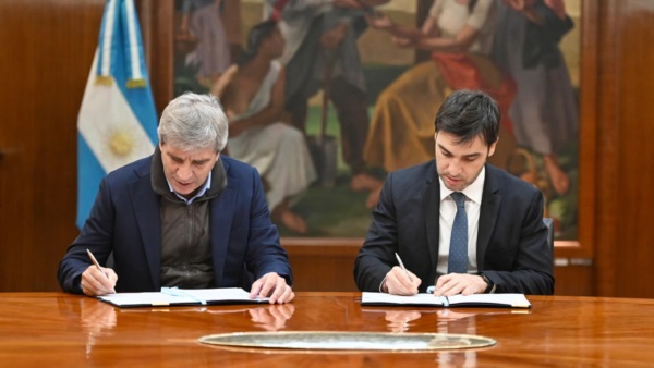 Caputo y Torres en la firma de finalización del REOR.