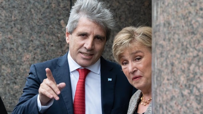 Caputo y Georgieva en el ingreso al Ministerio de Economía. FOTO Agencia NA Claudio Fanchi.